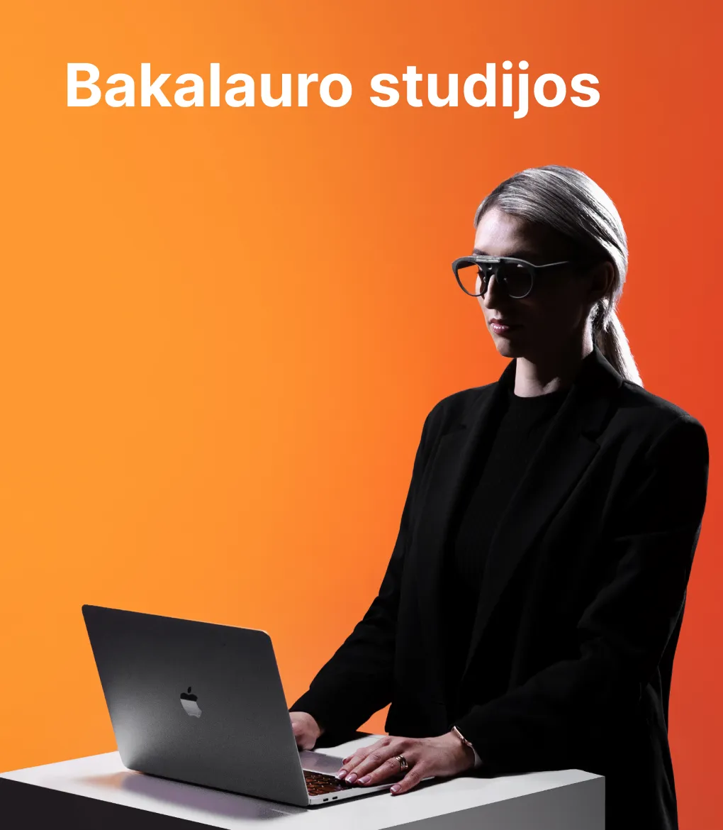 KTU Ekonomikos ir verslo fakulteto studentė dirba kompiuteriu oranžiniame dekoratyviame fone. Fakultete siūlomos bakalauro studijos: Ekonomika, Finansai, Marketingas, Verslas ir antreprenerystė bei Verslo skaitmenizavimo vadyba. Rinkis KTU bakalauro studijas.