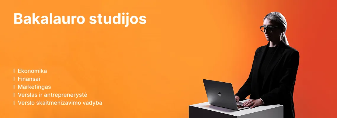 KTU Ekonomikos ir verslo fakulteto studentė dirba kompiuteriu oranžiniame dekoratyviame fone. Fakultete siūlomos bakalauro studijos: Ekonomika, Finansai, Marketingas, Verslas ir antreprenerystė bei Verslo skaitmenizavimo vadyba. Rinkis KTU bakalauro studijas.