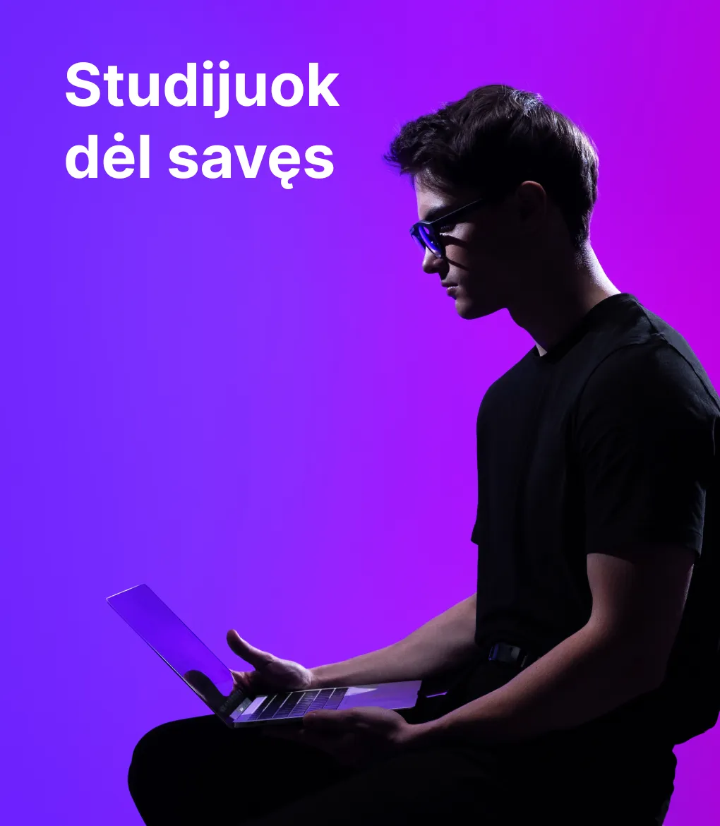 Ekonomikos ir verslo fakulteto studentas, dirba kompiuteriu violetiniame ir rožiniame dekoratyviame fone. Jo kairėje šūkis „Studijuok dėl savęs“, kviečiantis rinktis studijas KTU Ekonomikos ir verslo fakultete.