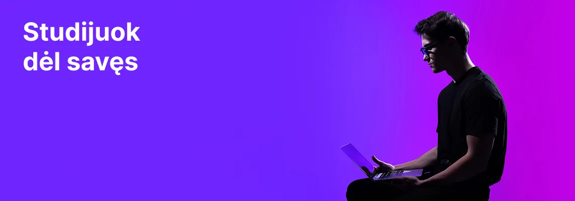 Ekonomikos ir verslo fakulteto studentas, dirba kompiuteriu violetiniame ir rožiniame dekoratyviame fone. Jo kairėje šūkis „Studijuok dėl savęs“, kviečiantis rinktis studijas KTU Ekonomikos ir verslo fakultete.