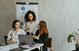 Tarptautinės galimybės jauniesiems verslininkams: kviečiame dalyvauti EYE programoje