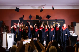 KTU MBA antroji laida diplomus atsiėmė Kauno valstybiniame muzikiniame teatre: vadovai, pasirengę kurti prasmingus pokyčius